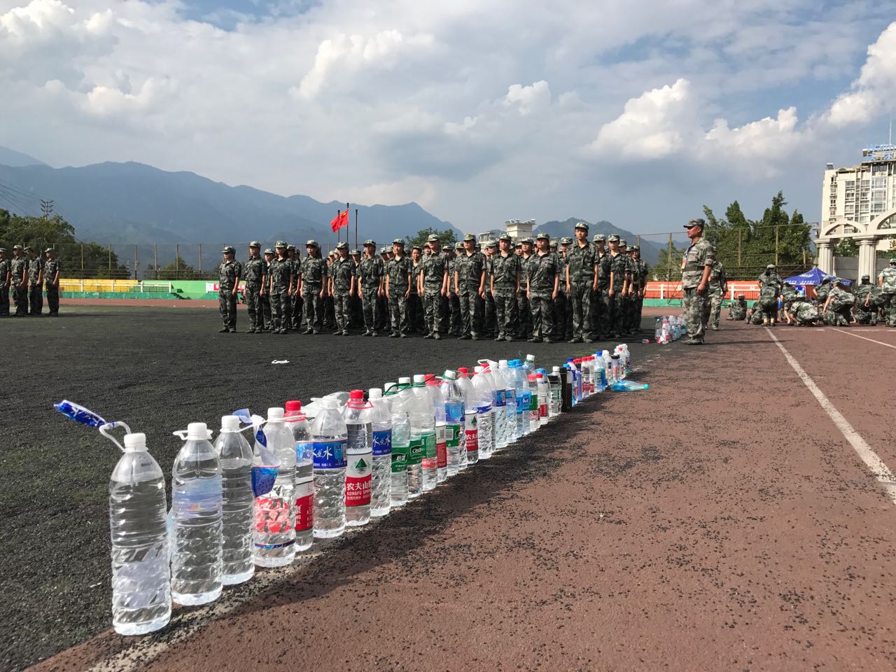 训练场旁的“整齐划一”