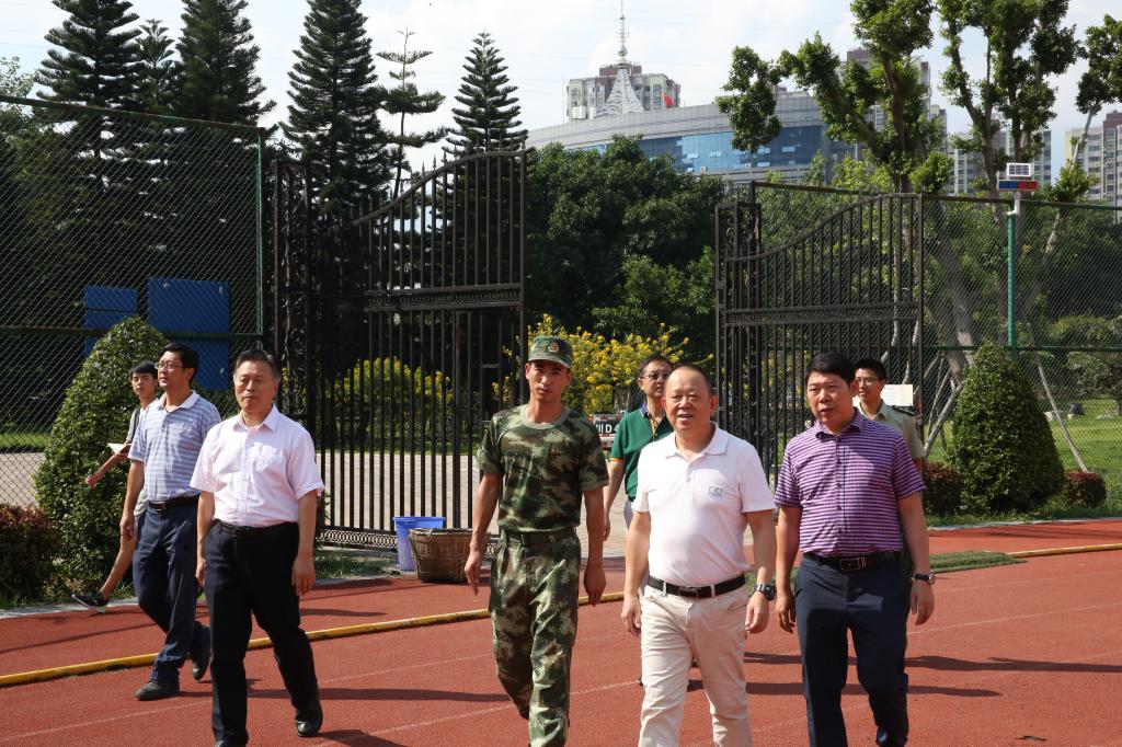 校领导一行检查指导2017级新生军训工作