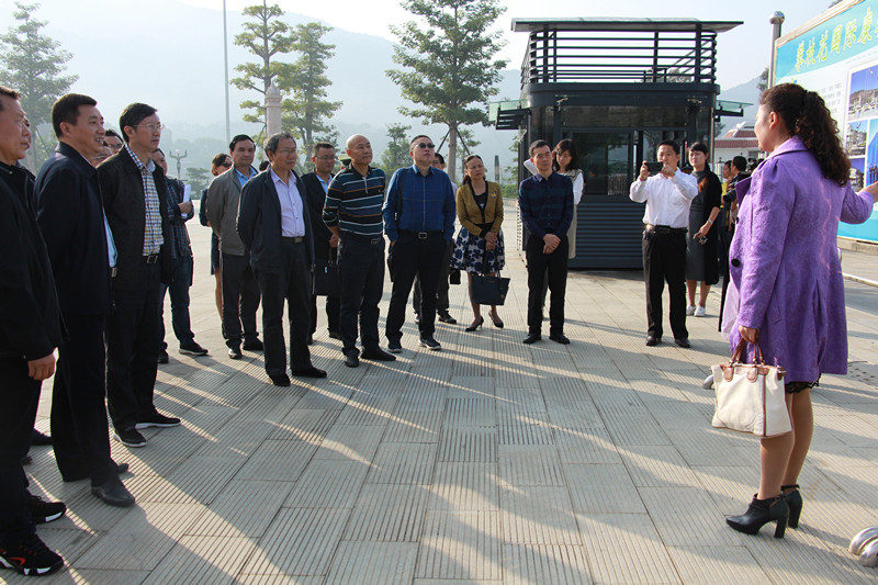 康养学院负责人向调研组一行介绍了康养学院发展的基本情况