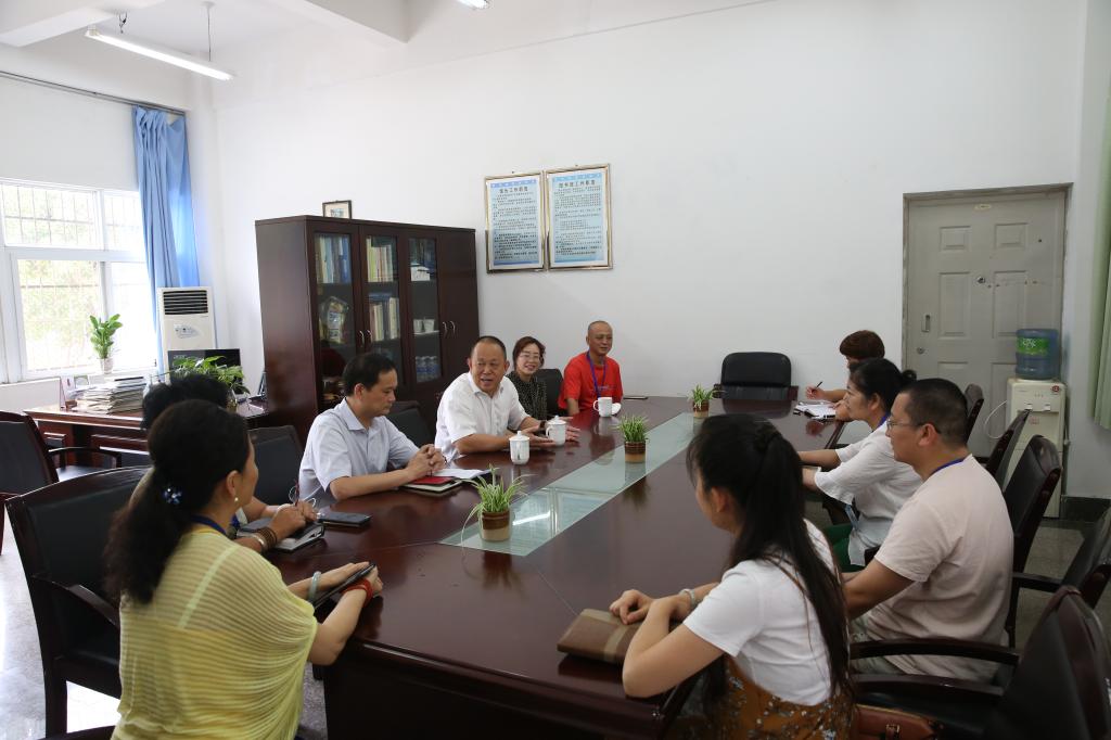 党委书记肖立军走访慰问教师代表