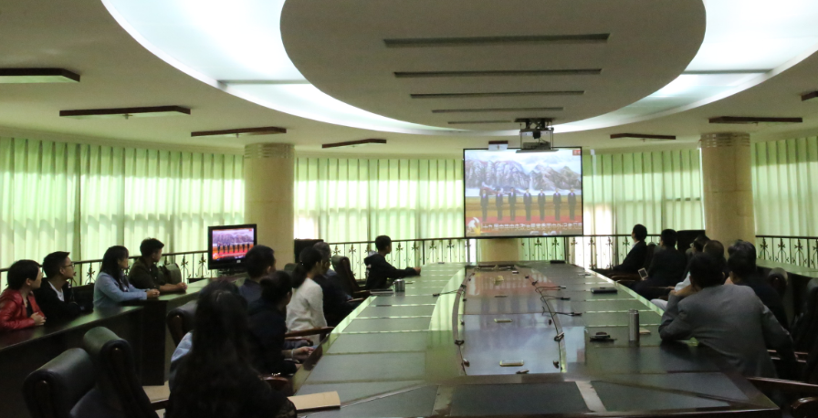校领导及师生代表观看见面会直播
