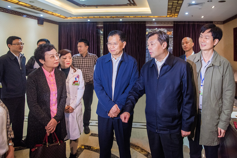 四川省纪委副书记贾瑞云(右三)在市委书记李建勤(右四)陪同下在治未病中心调研指导