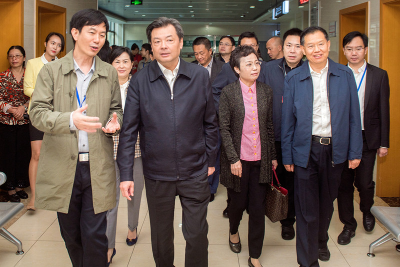 四川省纪委副书记贾瑞云(中)在市委书记李建勤(右二)陪同下莅临我校附属医院(市中西医结合医院)调研指导工作