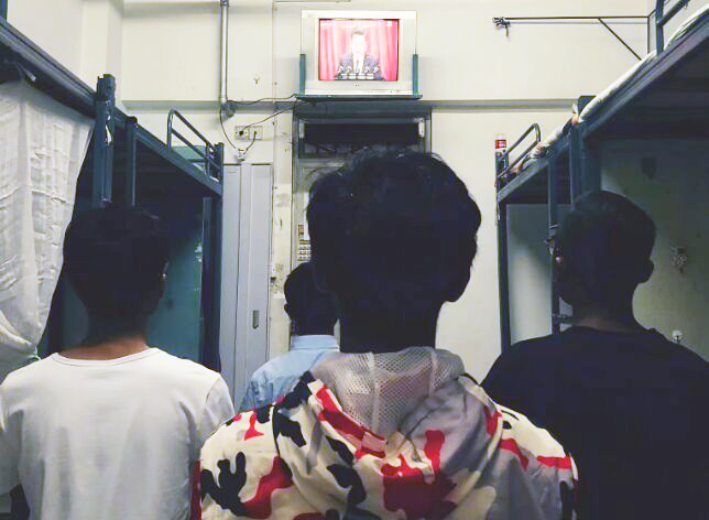 学生在寝室观看十九大