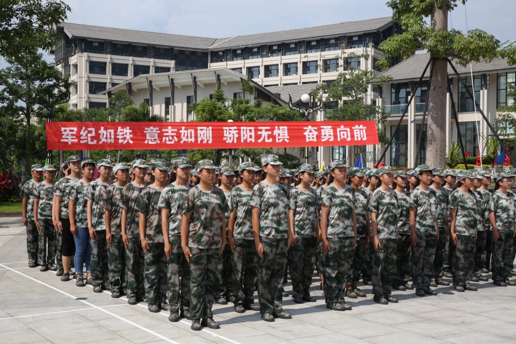 英姿飒爽的女兵方队