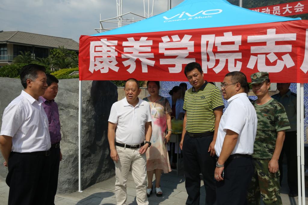 校领导仔细询问军训中的志愿服务工作