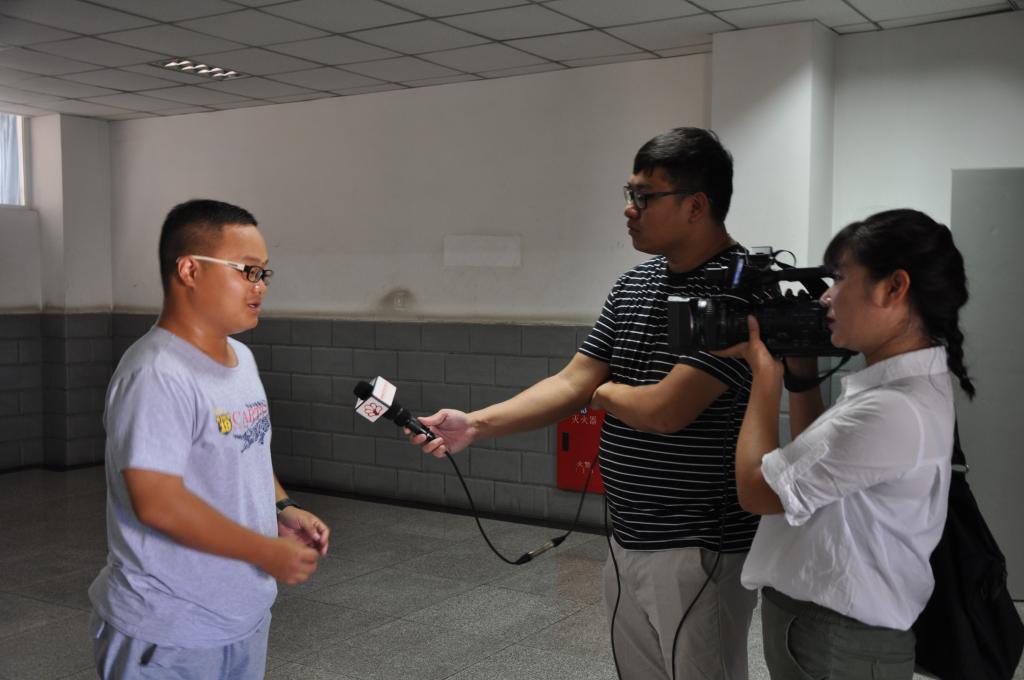 学生接受市电视台采访