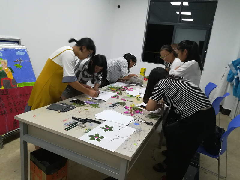 开展手工制作活动