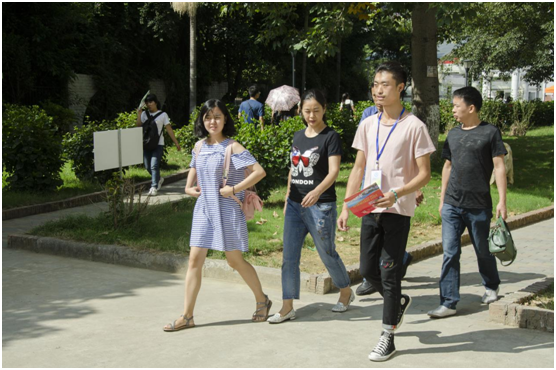 机械学院志愿者引导新生报到注册